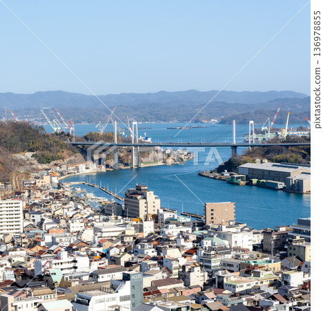 The gateway to the Setouchi Shimanami Kaido: Onomichi Bridge, the blue sea, a lively port town, and a cityscape like something out of a movie The gateway to the Setouchi Shimanami Kaido: Onomichi Bridge, the blue sea, a lively port town, and a cityscape like something out of a movie 136978855