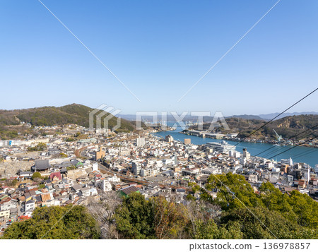The gateway to the Setouchi Shimanami Kaido: Onomichi Bridge, the blue sea, a lively port town, and a cityscape like something out of a movie The gateway to the Setouchi Shimanami Kaido: Onomichi Bridge, the blue sea, a lively port town, and a cityscape like something out of a movie 136978857