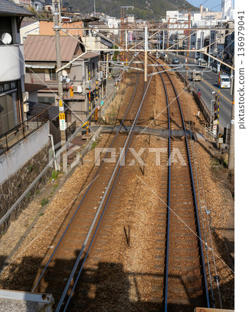 山巒起伏,鐵路縱橫:從這裡可以眺望通往尾道山坡和山陽本線的住宅區。 山巒起伏,鐵路縱橫:從這裡可以眺望通往尾道山坡和山陽本線的住宅區。 136979041