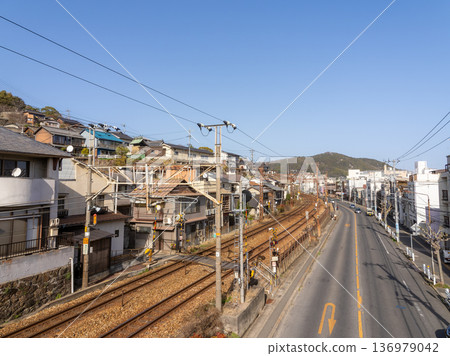 山巒起伏,鐵路縱橫:從這裡可以眺望通往尾道山坡和山陽本線的住宅區。 山巒起伏,鐵路縱橫:從這裡可以眺望通往尾道山坡和山陽本線的住宅區。 136979042