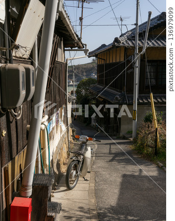 尾道的隱密之美:透過建築物可以看到遠處的海洋,以及由山坡造就的深邃景觀。 尾道的隱密之美:透過建築物可以看到遠處的海洋,以及由山坡造就的深邃景觀。 136979099