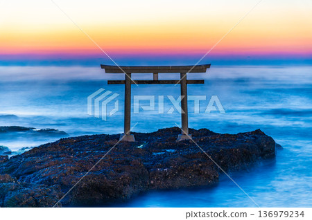 Ibaraki Oarai Isosaki Shrine Kamiiso no Torii Gate at dawn Ibaraki Oarai Isosaki Shrine Kamiiso no Torii Gate at dawn 136979234