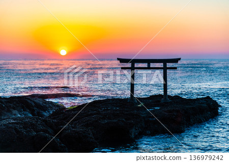 Ibaraki Oarai Isosaki Shrine Kamiiso no Torii Gate at dawn Ibaraki Oarai Isosaki Shrine Kamiiso no Torii Gate at dawn 136979242