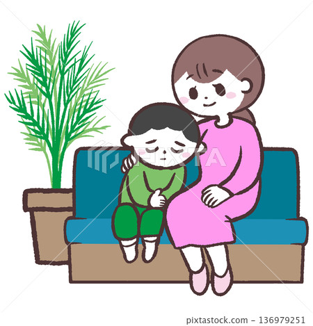 圖:一位女士安慰坐在沙發上的男孩 圖:一位女士安慰坐在沙發上的男孩 136979251