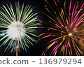 兩朵煙火呈放射狀閃耀 136979294