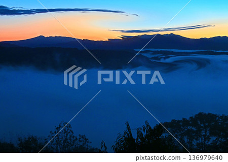 Sea of clouds - a world of dramatic brilliance 136979640