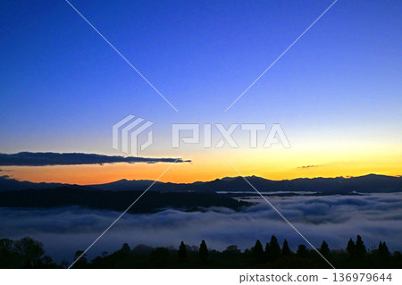 Sea of clouds - a world of dramatic brilliance 136979644
