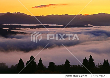 Sea of clouds - a world of dramatic brilliance 136979649
