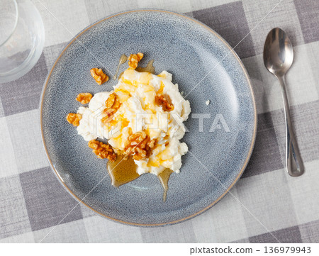 Fresh cottage cheese with honey and walnuts 136979943