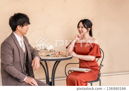 穿著彩色衣服的夫婦坐在椅子上，已婚夫婦，新娘和新郎，盛裝打扮的夫婦，富有，富有 136980166