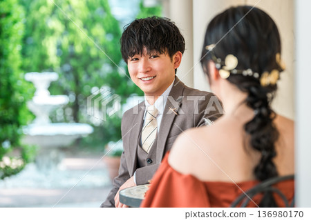 穿著彩色衣服的夫婦坐在椅子上，已婚夫婦，新娘和新郎，盛裝打扮的夫婦，富有，富有 136980170