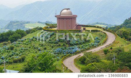 位於稻川町的略顯崎嶇的大野山 位於稻川町的略顯崎嶇的大野山 136980883