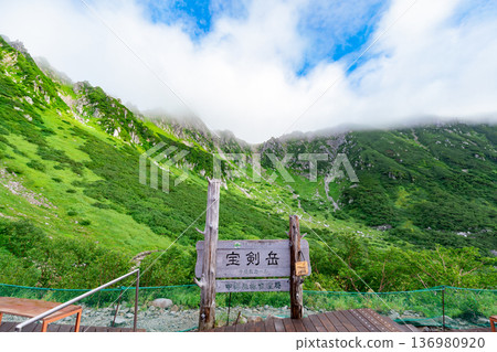 從霍肯山上可以欣賞到千丈庵冰鬥的壯麗景色。 136980920