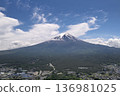 富士山背上覆著雲 136981025