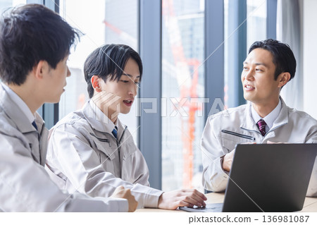 Engineer having a meeting 136981087