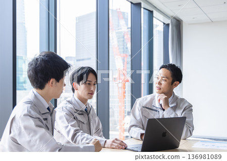 Engineer having a meeting 136981089