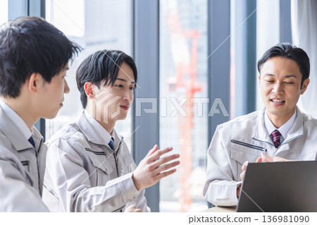 Engineer having a meeting 136981090