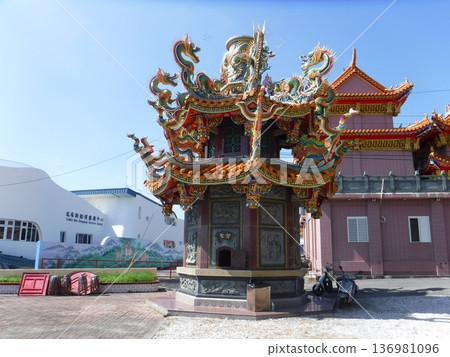 Southern Chinese style lantern 136981096