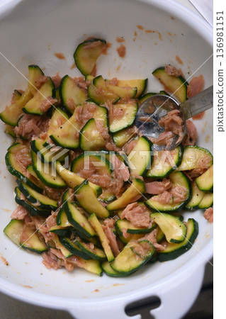 Zucchini and tuna salad 136981151