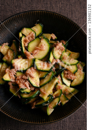 Zucchini and tuna salad 136981152
