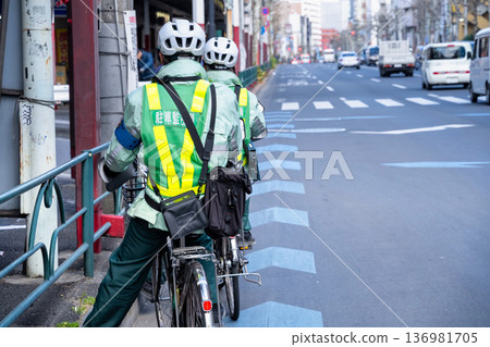 停車執法人員在市中心巡邏 停車執法人員在市中心巡邏 136981705