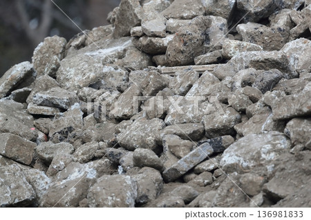 拆除現場堆積如山的混凝土瓦礫 拆除現場堆積如山的混凝土瓦礫 136981833