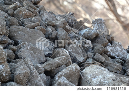 拆除現場堆積如山的混凝土瓦礫 拆除現場堆積如山的混凝土瓦礫 136981836