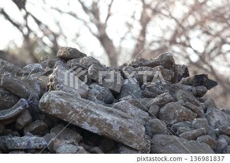 拆除現場堆積如山的混凝土瓦礫 136981837