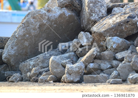 拆除現場堆積如山的混凝土瓦礫 拆除現場堆積如山的混凝土瓦礫 136981870