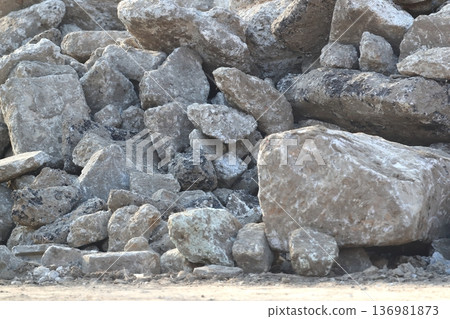 拆除現場堆積如山的混凝土瓦礫 136981873