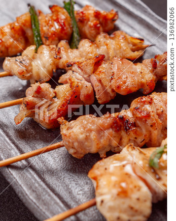 A classic izakaya menu item: charcoal-grilled "yakiton." The sizzle of the secret sauce and fragrant pork skewers 136982066