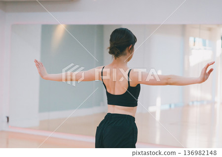 dancing, dancer, dancers 136982148