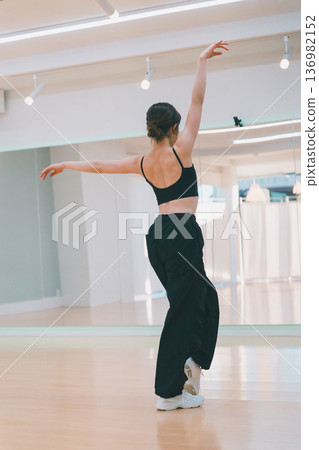 dancing, dancer, dancers 136982152