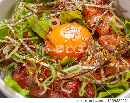 A hearty Yakiton bowl topped with egg yolk. The fragrant pork skewers and colorful vegetables are sure to whet your appetite. A hearty Yakiton bowl topped with egg yolk. The fragrant pork skewers and colorful vegetables are sure to whet your appetite. 136982322