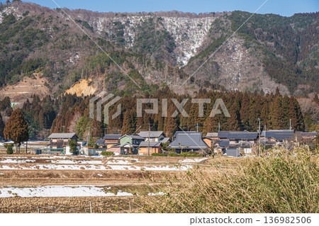 Snow-covered rural landscape of Lake Biwa, Nagahara, Nagahama City, Shiga Prefecture 136982506