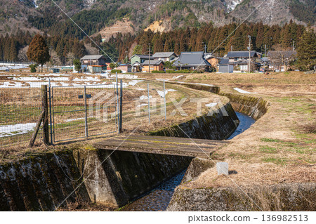 滋賀縣長濱市長原市琵琶湖白雪覆蓋的鄉村景觀 滋賀縣長濱市長原市琵琶湖白雪覆蓋的鄉村景觀 136982513