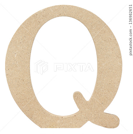 白色背景上的木製字母“Q”形狀 白色背景上的木製字母“Q”形狀 136982651