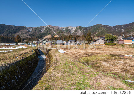 滋賀縣長濱市長原市琵琶湖白雪覆蓋的鄉村景觀 136982896