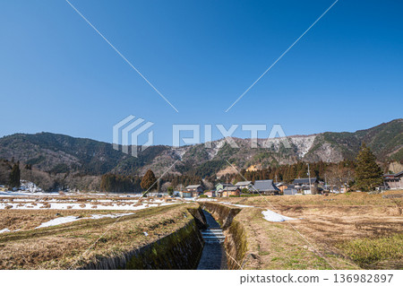 滋賀縣長濱市長原市琵琶湖白雪覆蓋的鄉村景觀 136982897