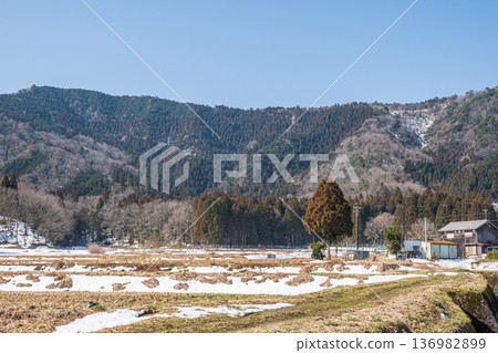 Snow-covered rural landscape of Lake Biwa, Nagahara, Nagahama City, Shiga Prefecture Snow-covered rural landscape of Lake Biwa, Nagahara, Nagahama City, Shiga Prefecture 136982899