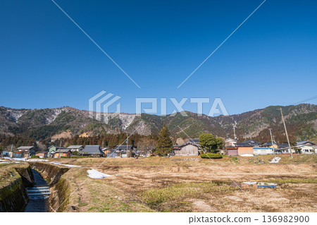 滋賀縣長濱市長原市琵琶湖白雪覆蓋的鄉村景觀 136982900