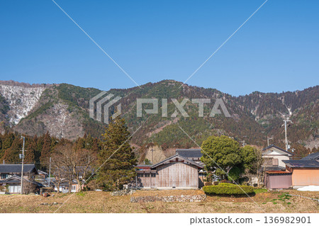 滋賀縣長濱市長原市琵琶湖白雪覆蓋的鄉村景觀 136982901