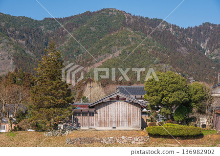 滋賀縣長濱市長原市琵琶湖白雪覆蓋的鄉村景觀 滋賀縣長濱市長原市琵琶湖白雪覆蓋的鄉村景觀 136982902