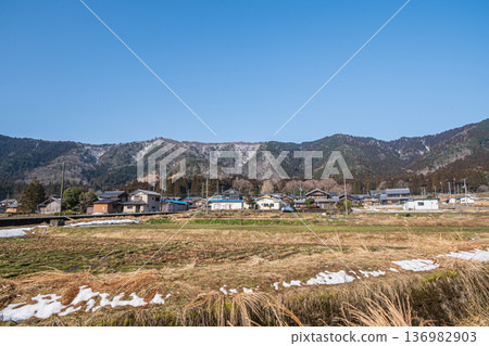 滋賀縣長濱市長原市琵琶湖白雪覆蓋的鄉村景觀 滋賀縣長濱市長原市琵琶湖白雪覆蓋的鄉村景觀 136982903
