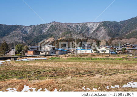 滋賀縣長濱市長原市琵琶湖白雪覆蓋的鄉村景觀 滋賀縣長濱市長原市琵琶湖白雪覆蓋的鄉村景觀 136982904