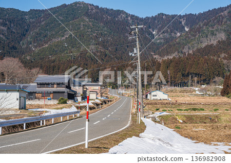 滋賀縣長濱市長原市琵琶湖白雪覆蓋的鄉村景觀 滋賀縣長濱市長原市琵琶湖白雪覆蓋的鄉村景觀 136982908