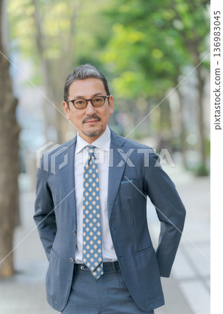 穿著衣服的男性男性 136983045
