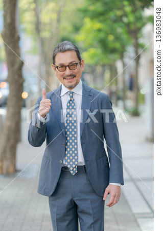 穿著衣服的男性男性 穿著衣服的男性男性 136983048