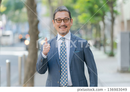 穿著衣服的男性男性 穿著衣服的男性男性 136983049
