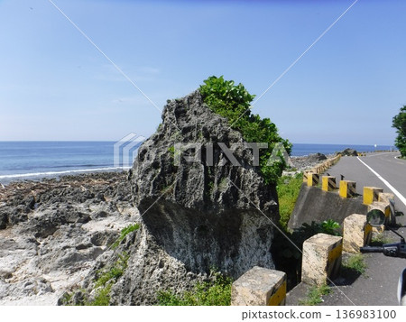 海岸公路上的岩石 海岸公路上的岩石 136983100